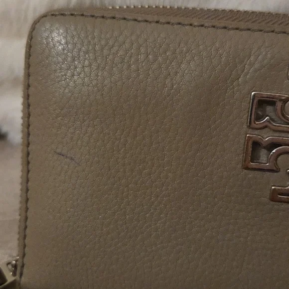 Tory Burch Beige Leather Zip Wallet - Picture 7 of 7